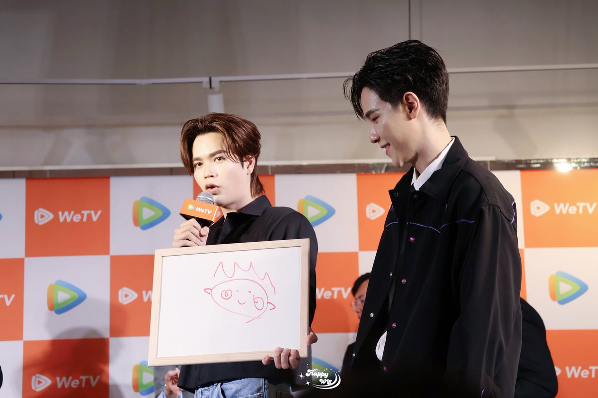 WEhappyME's tweet image. ด๊าวาดจัมโม่ลูกรัก ได้เหมือนมาก 
แด๊ด มองภาพลูกด้วยสายตาเอ็นดูมากๆ น่ารักสุดๆ 

MRS X WETV LIVE 
#WeTVxMyRomanceScammerLIVE
#Junniorrs #JuniorMark #markjrtn
#JUMMO