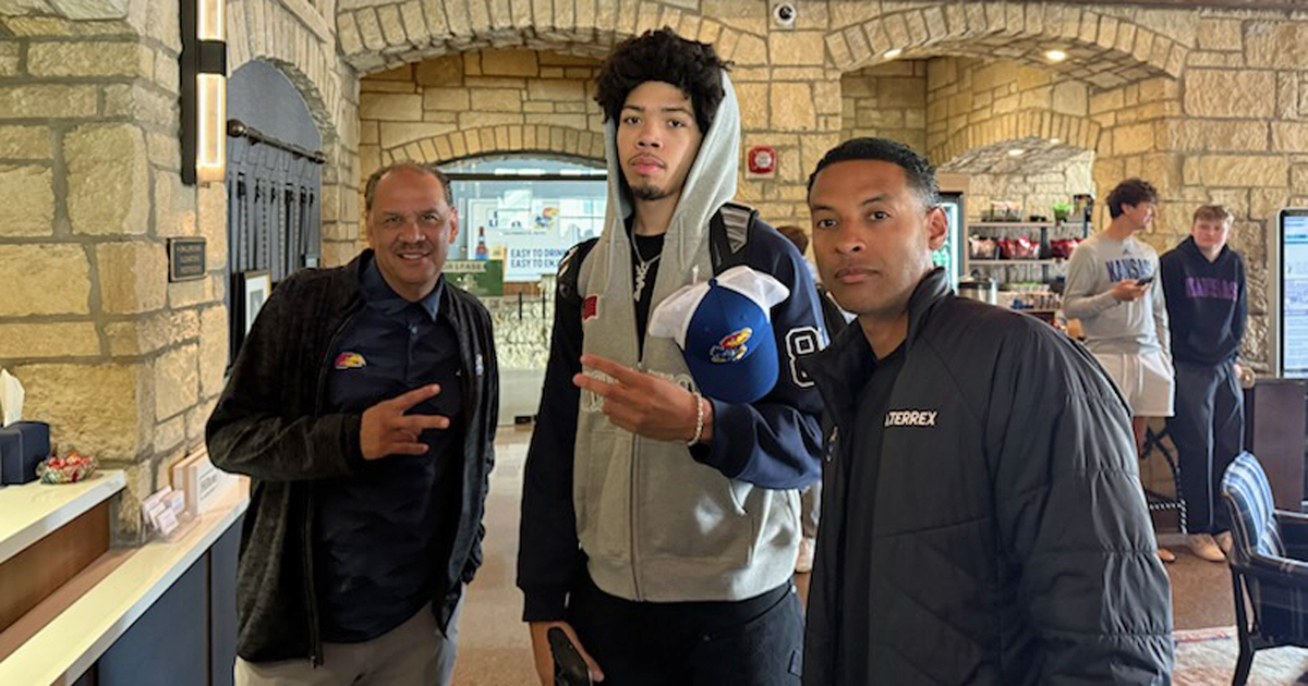 JayhawkSlant's tweet image. WATCH: Tyran Stokes has arrived in Lawrence. Just had a chance to speak with him. #kubball

More:
on3.com/sites/jayhawk-…