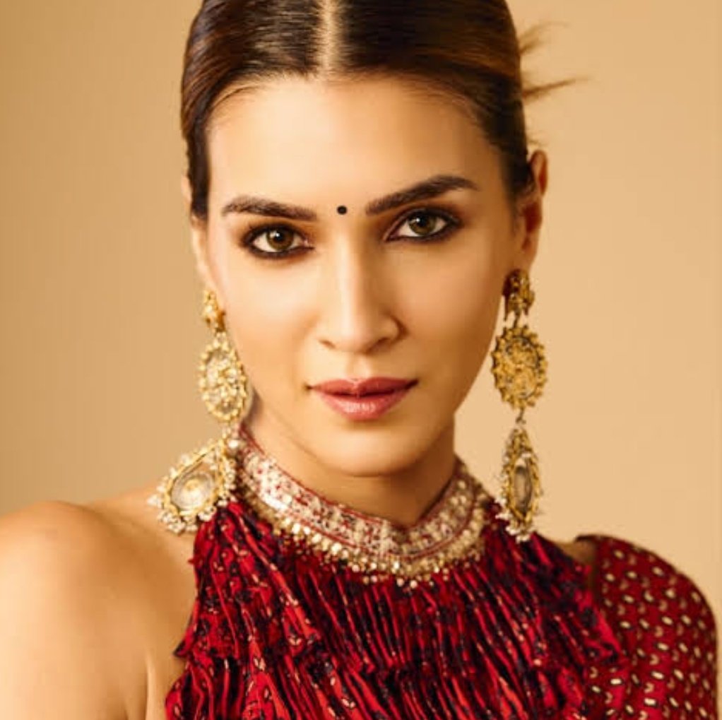 CineBuff2003's tweet image. #KritiSanon has been approached for #VijayDevarakonda X #Shouryuv 's next film - mounting on a large scale, with international technicians from Hollywood to give it a global cinematic appeal, mahurat ✅.

Kriti is currently in the early stages of talks ☑️