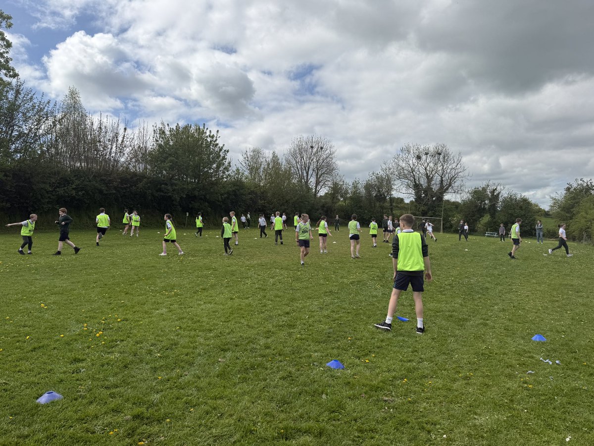 devlins48's tweet photo. From Jnr Infants to 6th Class we played some great Tag Rugby Allinclusive Fun Games @skeoughschool as part of there @ActiveFlag schools week program 👏@LeinsterBranch @KilkennySport @KilkennyRFC #neverlessthaneverything 👍😃🏉🇮🇪 https://t.co/Xm1XlE44dE