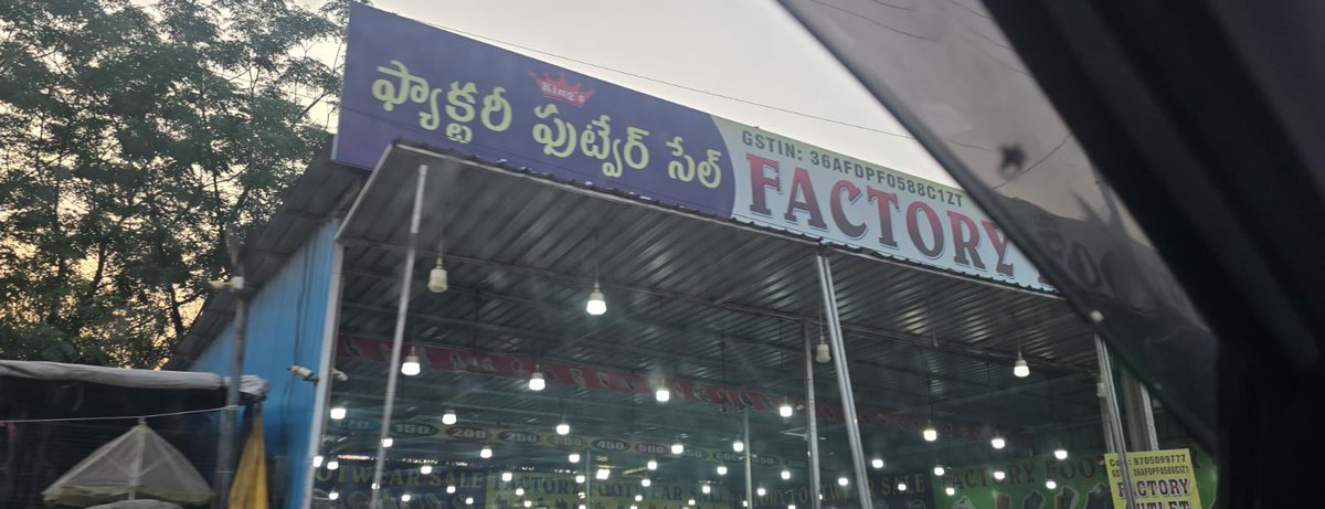dilipkumar408's tweet photo. Dear @GHMCOnline @HYDTP who authorized these vendors to set up shops along the Bowenpally–Suchitra highway? Who is collecting rent from them? Customers are parking vehicles on the road, causing congestion and inconvenience. Kindly look into this issue.Anyone can set up a shop? https://t.co/FlbDPfBpss