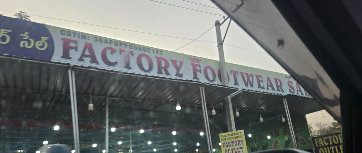 dilipkumar408's tweet photo. Dear @GHMCOnline @HYDTP who authorized these vendors to set up shops along the Bowenpally–Suchitra highway? Who is collecting rent from them? Customers are parking vehicles on the road, causing congestion and inconvenience. Kindly look into this issue.Anyone can set up a shop? https://t.co/FlbDPfBpss