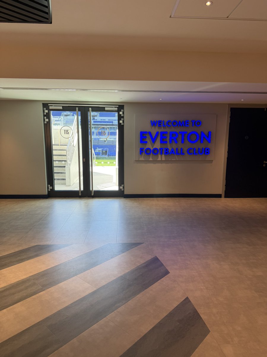 mikewilliams_40's tweet image. Gets better everytime you see it, what a gaff. #everton