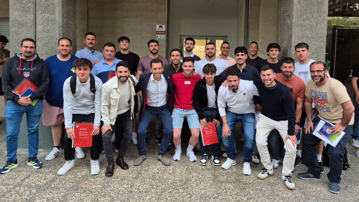 futbolaragon's tweet photo. #RFAF ENTRENADORES I FORMACIÓN
  
📢 Esta tarde se han clausurado los cursos de coordinador deportivo y analista, con la presencia de Raúl Martínez, director de la Escuela de Entrenadores https://t.co/iqaKAotfgF