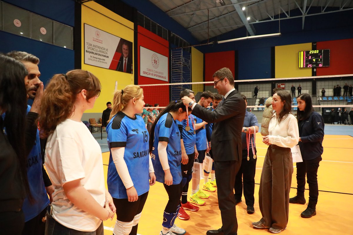 erciskaymakamlk's tweet photo. TOKİ Kapalı Spor Salonu’nda  “Şehit Polis Halil Hamuryen Kurumlar Arası Voleybol Turnuvası”düzenlendi. 

Final müsabakasını Kaymakamımız Sn. Murat KARALOĞLU ve eşi Sn. Gamze KARALOĞLU Hanımefendi, protokol üyeleri  takip etti. 
https://t.co/D83i3qMq3h
@karaloglu_murat https://t.co/AHdQx9t5hn