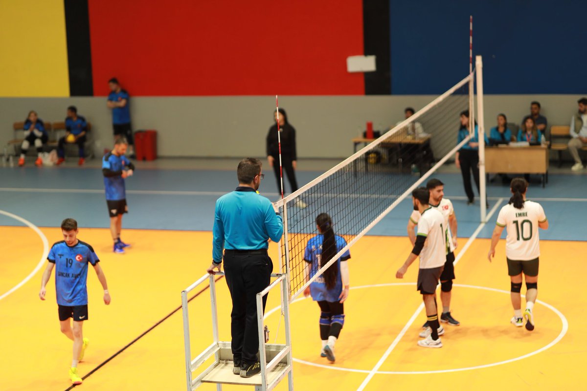 erciskaymakamlk's tweet photo. TOKİ Kapalı Spor Salonu’nda  “Şehit Polis Halil Hamuryen Kurumlar Arası Voleybol Turnuvası”düzenlendi. 

Final müsabakasını Kaymakamımız Sn. Murat KARALOĞLU ve eşi Sn. Gamze KARALOĞLU Hanımefendi, protokol üyeleri  takip etti. 
https://t.co/D83i3qMq3h
@karaloglu_murat https://t.co/AHdQx9t5hn