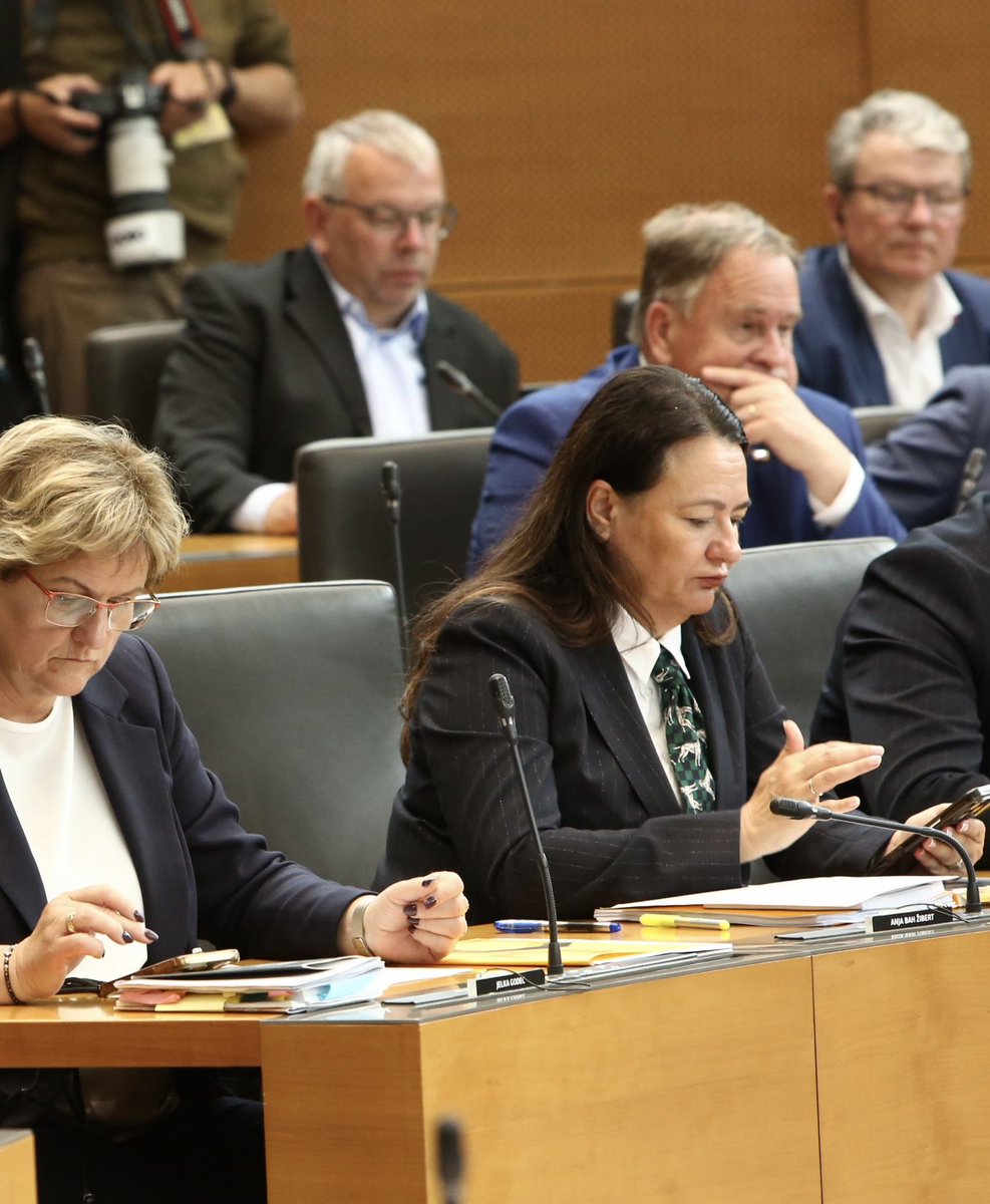 ANJABAHZIBERT's tweet image. ‼️Končno. Pomemben premik v #dz‼️
Zmanjšalo se bo število ministerstev, ustanovljeno pa bo ministrstvo za demografijo, družino in socialne zadeve.  
Žal, brez glasov leve politike. 
Takšno ministrstvo bi moralo biti nad delitvami levo–desno. 
Če delamo za državo in za ljudi,