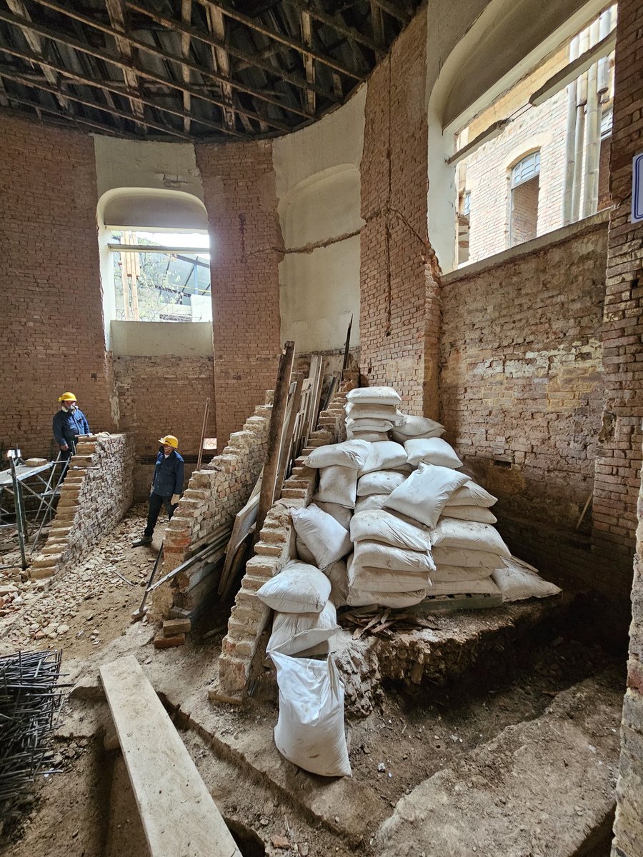 cfreyes's tweet photo. Hoy fuimos a hacer seguimiento a las obras de recuperación de los dos edificios patrimoniales que tiene a cargo @RenoBo_Bogota en el Complejo Hospitalario San Juan de Dios. 

Avanzamos en la restauración integral de dos edificios icónicos: Enfermedades Tropicales (23%) y Santiago Samper (31%). 

Aquí se investigaron enfermedades como el dengue y la malaria. Hoy, trabajamos para que estos espacios vuelvan a la formación y la salud en @Bogota. #AquíSíPasa 

@CarlosFGalan @SectorSalud @mincultura @Patrimoniobta @Gerson_bermont @MSilvaMoyano