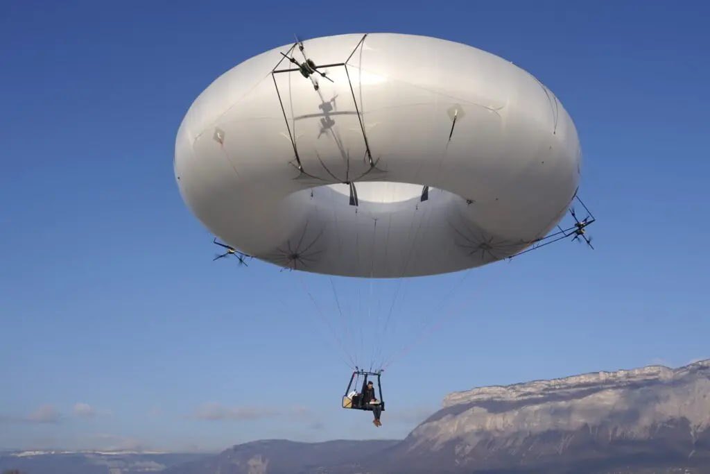 Drone_Wars_'s tweet image. The ~15 m platform reportedly uses ~400 m³ helium, carries ~200 kg, stays airborne ~5h, and features a toroidal design for stability in wind, with a 2-person gondola and joystick control. #Tech #UnmannedSystems #FutureFlight
