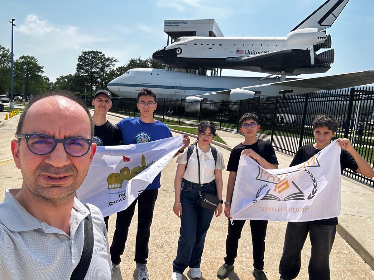 PayasStem's tweet image. Payas’tan NASA’ya: Geleceğin Mimarları Dünya Sahnesinde! 
 FbSparc5665 takımı olarak, FRC Houston Dünya Şampiyonası önce si rotamızı hayallerin gerçeğe dönüştüğü yere kırdık: NASA Johnson Space Center!
Gelecek burada, gençlerimiz ise bu geleceğin tam merkezinde #StemEducation