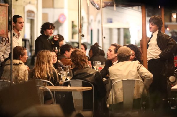 PManeskinLA's tweet photo. ¡Aún tenemos esperanza! ❤️‍🩹

—  Måneskin se reunieron para celebrar el cumpleaños de Victoria en un restaurante italiano. https://t.co/GmoEt5oZnc