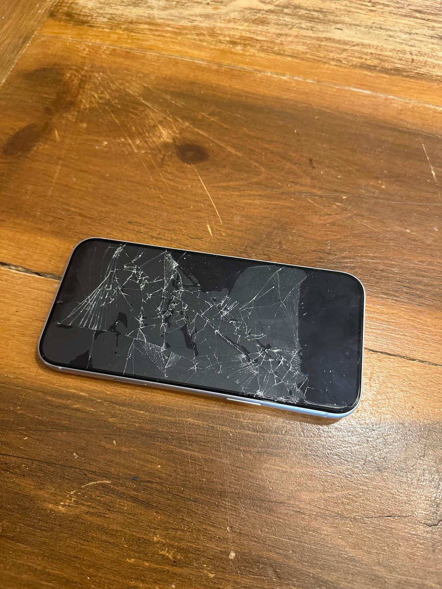 Este es el móvil con el que he grabado a Begoña Gómez. Así me lo han dejado sus amables acompañantes. 

Quien diga que el agresor soy yo, es un psicópata.