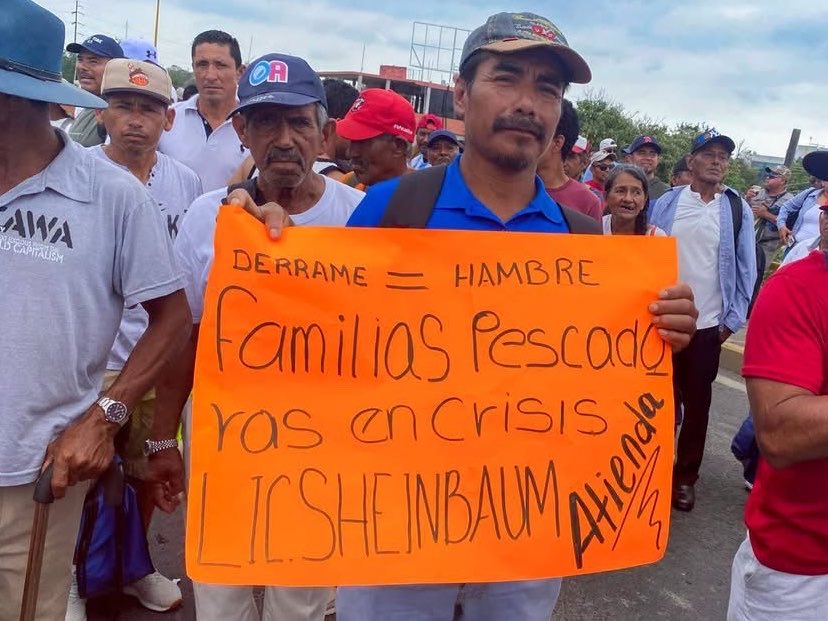 PuntosDenfoque's tweet photo. 🔴📲 #Tuxpan •| #Pescadores toman puente de Tuxpan,  en protesta por falta de apoyos tras #derrame de #hidrocarburo en el #GolfodeMexico
https://t.co/1onwHc7dKS https://t.co/5u2Qu4VIPI