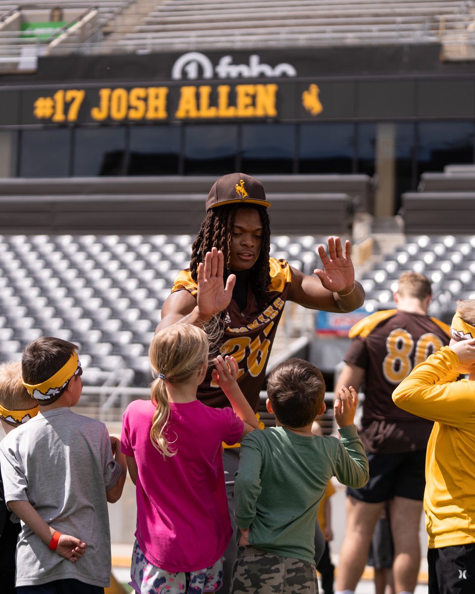 Samuel_Harris39's tweet image. Few weeks back was a great day spending time with the youth and cowboy nation 🤠🤠 #wyomingfootball #gopokes
