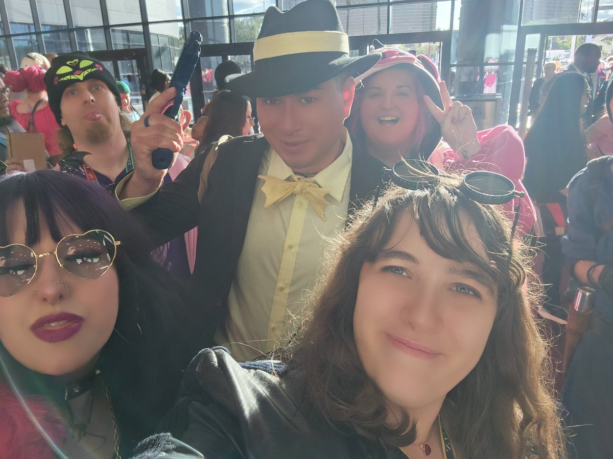 Kimberlyannasky's tweet photo. Cosplayed as #BritannicaSpiderBite for the last day of #LevelUp2026!🕷💋🚬🔫
Definitely planing to return next year!🔥💗🔥
I am very thankful I was able to meet everyone & have a wonderful time!🔥🙏💗🙏🔥
@AxelGear11 @plasticrarity @Cycoriot & more💗
#HazbinHotel #OC #BlogUpDate https://t.co/gx5pru0WZb