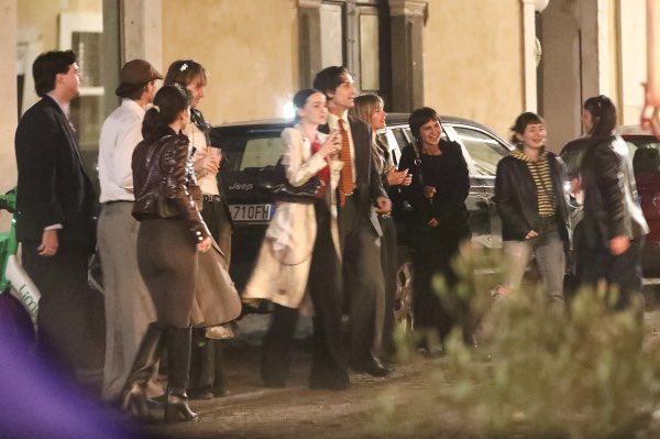📸 • Los miembros de Måneskin se reunieron para celebrar el cumpleaños de Victoria en un restaurante italiano