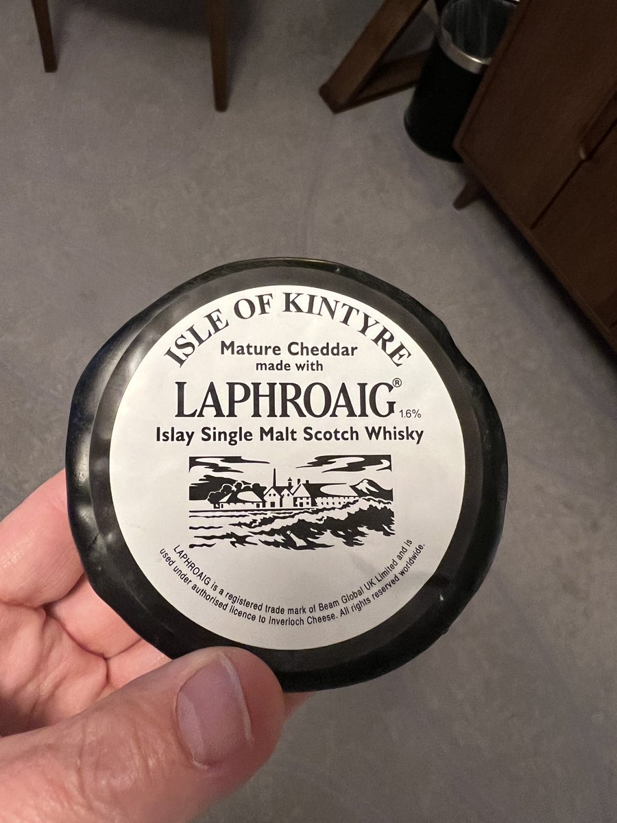 icarro's tweet photo. Espectacular este queso cheddar madurado empleando whisky Single Malt de la isla de Islay, en concreto de la destilería Laphroaig. Es asombroso cómo logran que el sabor ahumado se manifieste de forma sutil y muy delicada al final de cada bocado. Muy rico y muy original. https://t.co/RZNWJ1U02s