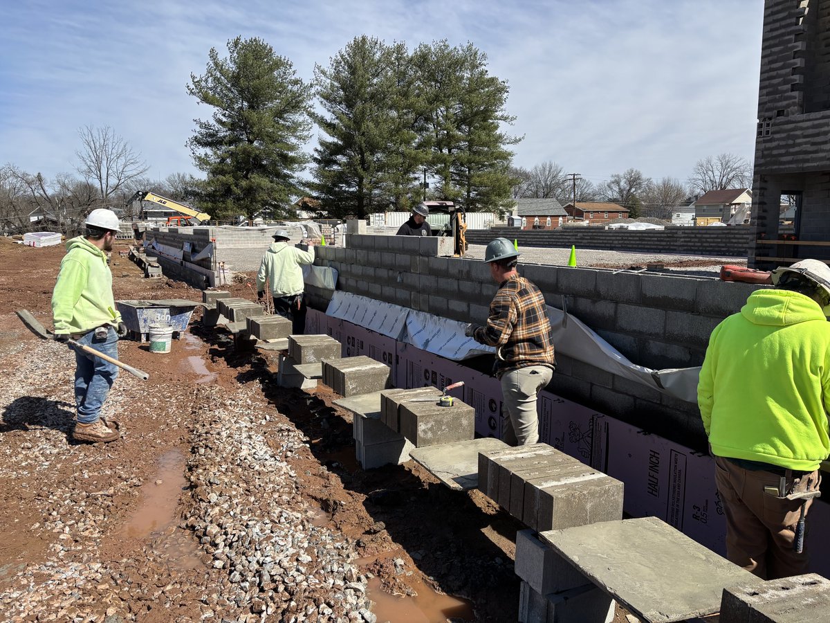 IUBAC's tweet image. Check out the progress at Lincoln Elementary! 🧱

Our skilled craftworkers of BAC Local 23  — Bob Fredrick, Bryant Ball, and John Bowman — are hard at work on the #masonry for this new addition to the #Parkersburg, #WV community.

#WorksiteWednesday #BestHandsInTheBusiness