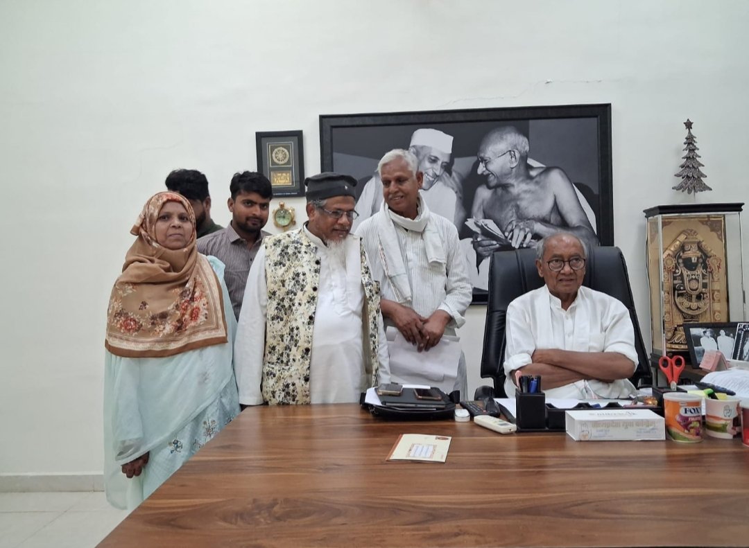 भोपाल में मंगलवार 28/04/2026 को प्रदेश के पूर्व मुख्यमंत्री एवं राज्यसभा सांसद सम्माननीय राजा साहब दिग्विजय सिंह जी से मुलाकात कर चर्चा की इस दौरान पार्षद एवं पूर्व ब्लाक कांग्रेस अध्यक्ष श्रीमती शकीला बी शफीक अंसारी पूर्व नगर पालिका उपाध्यक्ष शफीक अंसारी, शेख मुर्शरफ मौजूद थे।