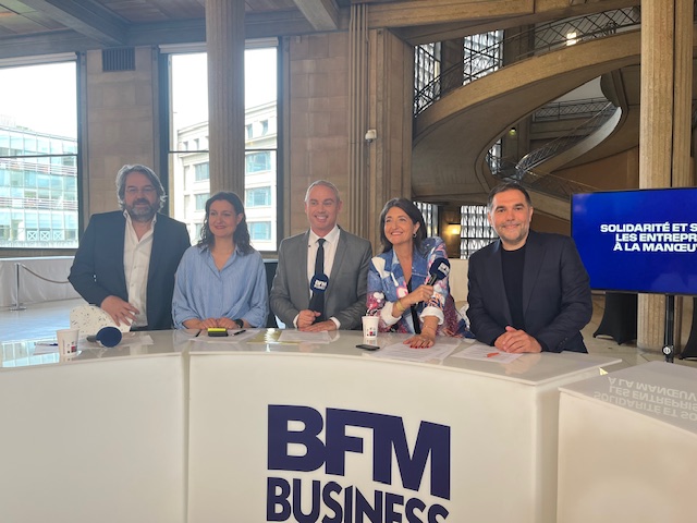 junique_s's tweet photo. 🎯Aujourd’hui, au CESE, nous avons parlé très concrètement d’#impact !

Ravi d’avoir participé aux Rencontres des Entreprises Engagées organisées par le @CreditMutuelAF autour du thème : « Réaffirmer notre rôle sociétal ». Merci à @BaalDaniel pour cette invitation.

Ces échanges — au micro de Raphaëlle Duchemin et @GilaneBarret @bfmbusiness, puis aux côtés de Nathalie Latour, @oliviersichel, @EPetitgand et @boucherbrigit sur le sujet « S’engager pour plus de cohésion sociale et de solidarité » — ont été l’occasion de partager quelques convictions fortes :

🔹 La santé est un enjeu de citoyenneté
Facteurs majeurs de cohésion sociale, les enjeux de santé ne peuvent plus être abordés uniquement sous l’angle technique ou économique, mais bien comme des enjeux de citoyenneté.

🔹 Construire des Territoires de pleine santé
Garantir l’accès aux soins, bien sûr. Mais surtout agir sur les déterminants de santé pour passer du curatif au préventif.

👉 Concrètement :

🍏 Alimentation : les territoires sont des laboratoires extraordinaires pour permettre un accès à une alimentation saine — du champ à l’assiette.

🏘️ Logement : rappelons qu’une personne vivant à la rue a une espérance de vie de 48 ans !

🏃‍♂️ Activité physique : jusqu’à 10 % de mortalité en moins lorsqu’elle est régulière.

🔹 Retrouver la confiance et penser le temps long
Nous devons renforcer la coopération et la confiance entre acteurs, notamment avec les pouvoirs publics. La France a besoin d’une Stratégie nationale de Santé pour faire face aux défis à venir, notamment démographiques. Il nous faut aussi passer d’une culture de la loi à une culture du contrat.

🔹 Préserver notre modèle de l’#ESS
Alors qu’elle représente 10 % du PIB et 14 % des emplois, l’Économie Sociale et Solidaire - et notamment le mouvement associatif - est aujourd’hui fragilisée. Elle est pourtant un pilier essentiel de la cohésion sociale. Nous devons résister !

@ThierryBeaudet @lecese @LaurentBerger44