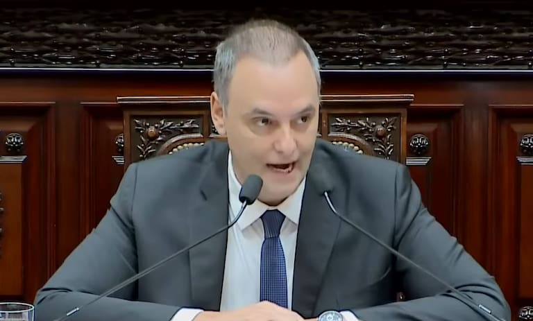 rolymoretto's tweet photo. En el #DíadelAnimal:

#Adorni fue al Congreso, "ladró" y le "mostró los dientes" a la oposición, pero no aclaró en ningún momento el ORIGEN de los fondos, objeto de las investigaciones judiciales.

Y #Milei "chumbó" a los periodistas, tratándolos de corruptos.

Lindo homenaje. https://t.co/raFGJpw9tz