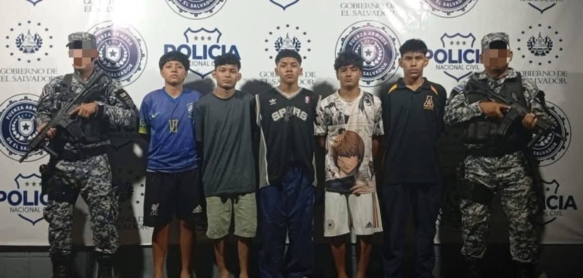 NacionNoti6874's tweet image. #ULTIMAHORA Capturan a supuestos pandilleros en Soyapango, El Salvador.