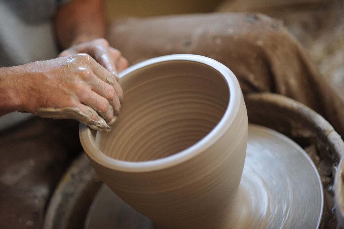 quimicafacilnet's tweet image. 🧵 La cerámica: un arte milenario 🌍 Desde hace 30,000 años, moldeamos la tierra en obras maestras. Con arcilla y calor, creamos belleza y funcionalidad. ¡Descubre este mágico proceso! 🎨✨👇 #Cerámica #Arte