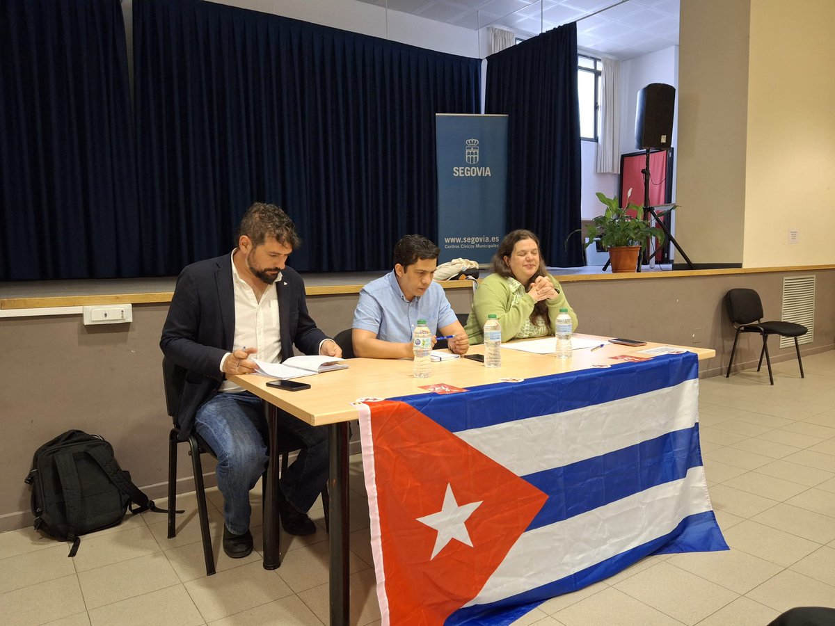 PceSegovia's tweet photo. 🇨🇺 José Sarrión, Alejandro Pino y Cristina Herrero en el acto en solidaridad con Cuba. 

Contra la agresión imperialista, la solidaridad de los pueblos. ✊ https://t.co/rSzndmfhMb