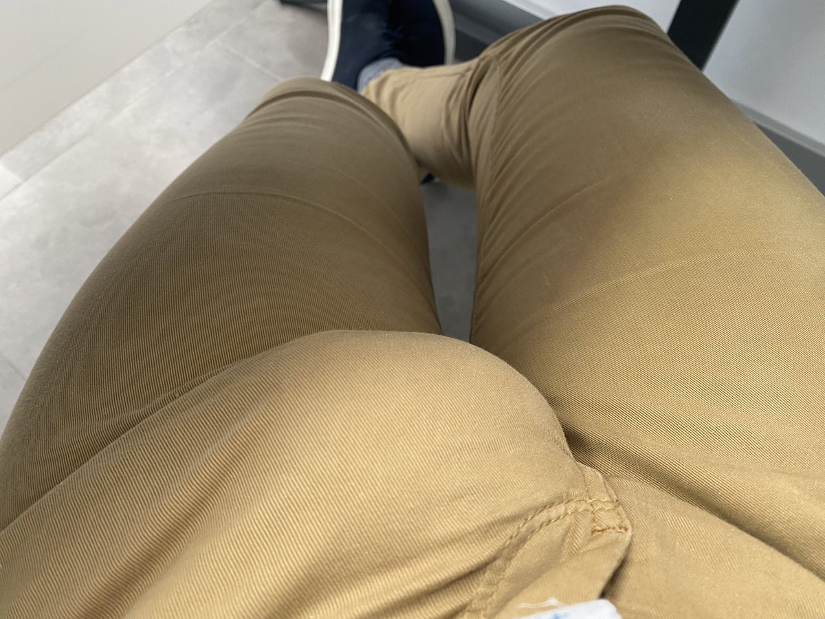 bulgelover68's tweet photo. #bulgelover68 #bigbulge #bigcock #fatcock #daddybulge #bigballs #bulge #bulto #paquete My view, your view https://t.co/V4xeuFOJAH