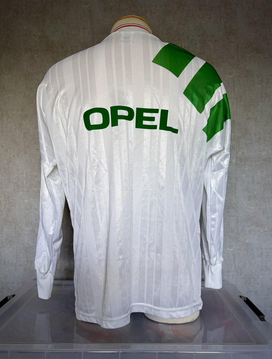 New arrival…

1992 Ireland player issue away training shirt. Look at those sleeves 🤤

#COYBIG