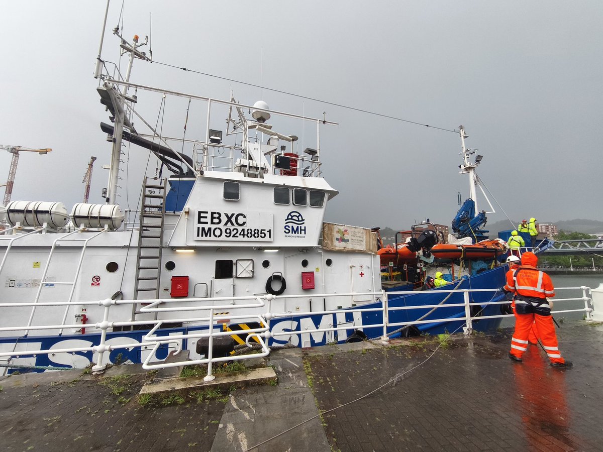 Eljoventopo's tweet image. Hoy hemos recibido al #AitaMari, el buque de rescate de Salvamento Marítimo Humanitario. Llegan a puerto, a #Bilbao, cuando ellas mismas son puerto para cientos de personas a las que rescatan en el Mediterráneo.

Son el ejemplo más claro de la solidaridad de la sociedad vasca.