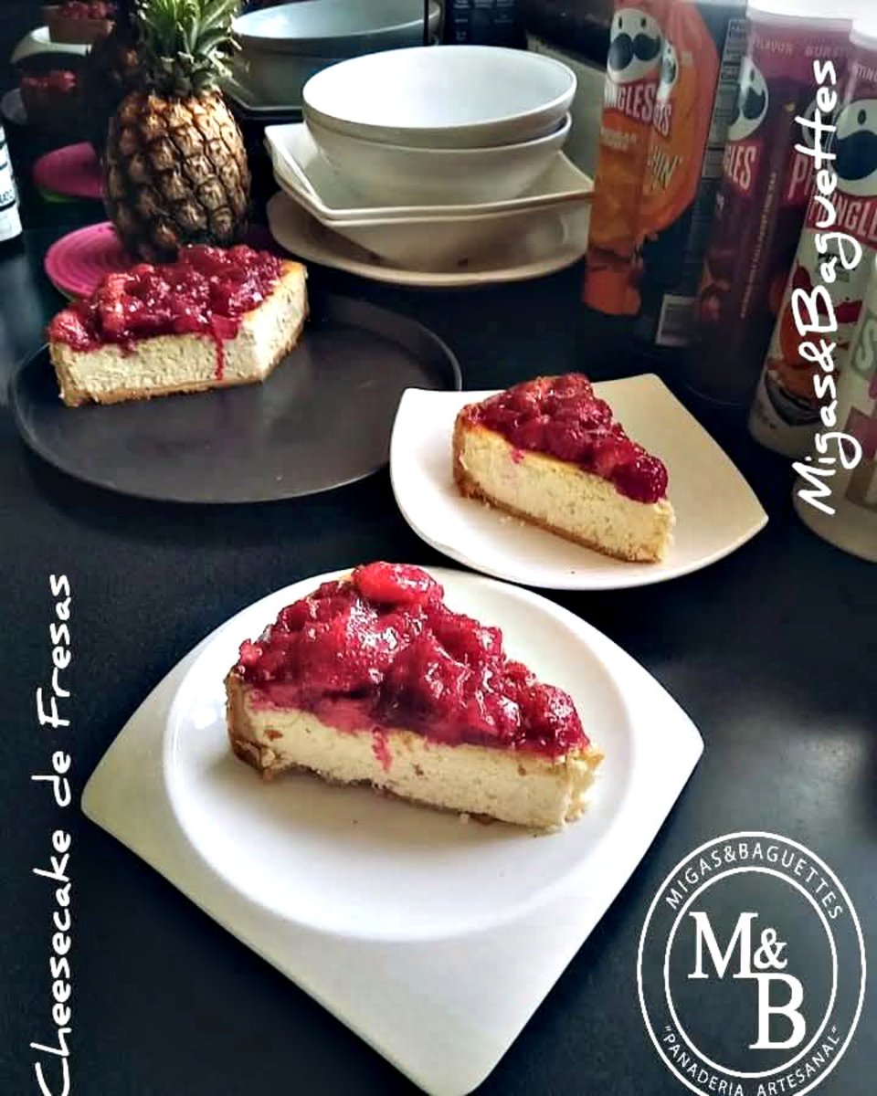 migasybaguettes's tweet image. "La repostería es el arte de crear sonrisas a través de sabores dulces."😜

Delicioso Cheesecake de Fresas de la casa🔥

#cheesecakedemoras
#cheesecakedefresas
#migasybaguettes #postres #pasteleria #bakery