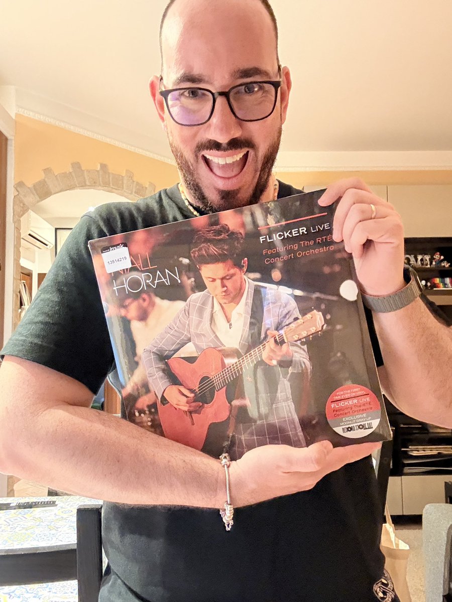 MrElectricBlue_'s tweet image. torno a casa dopo 12 ore fuori di cui 8 di uscita di plesso e 2 di riunione e trovo lui ad aspettarmi a casa 🤩 sono il felicissimo possessore di questo vinile in tiratura limitata di 1500 esemplari!😍 #NiallHoran #RSD