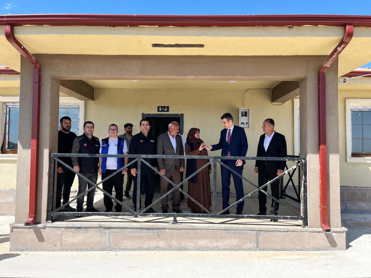 bozovakaymakam's tweet photo. 📍 Yaslıca Mahallesi
​Kaymakamımız Sn. Reşit Özer ÖZDEMİR, Yaslıca Mahallemizde yapımı tamamlanan 70 adet deprem konutu için düzenlenen anahtar teslim törenine katılarak vatandaşlarımızın sevincine ortak oldu.@rozerozdemir https://t.co/KKiu1grFaB