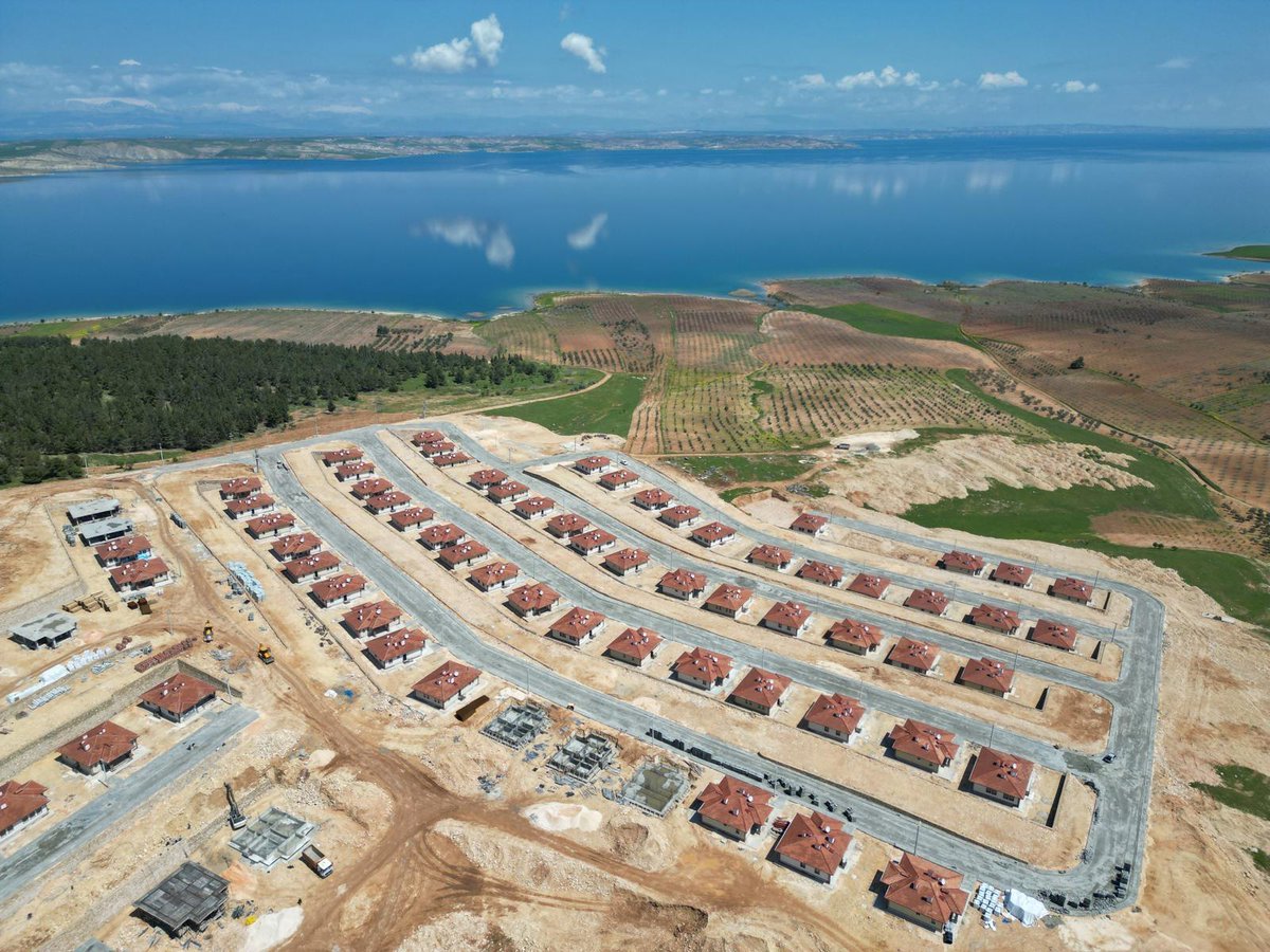 bozovakaymakam's tweet photo. 📍 Yaslıca Mahallesi
​Kaymakamımız Sn. Reşit Özer ÖZDEMİR, Yaslıca Mahallemizde yapımı tamamlanan 70 adet deprem konutu için düzenlenen anahtar teslim törenine katılarak vatandaşlarımızın sevincine ortak oldu.@rozerozdemir https://t.co/KKiu1grFaB