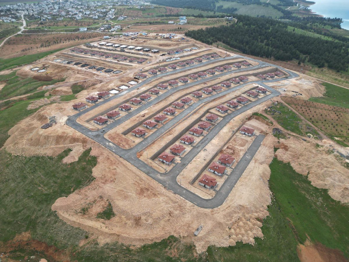 bozovakaymakam's tweet photo. 📍 Yaslıca Mahallesi
​Kaymakamımız Sn. Reşit Özer ÖZDEMİR, Yaslıca Mahallemizde yapımı tamamlanan 70 adet deprem konutu için düzenlenen anahtar teslim törenine katılarak vatandaşlarımızın sevincine ortak oldu.@rozerozdemir https://t.co/KKiu1grFaB