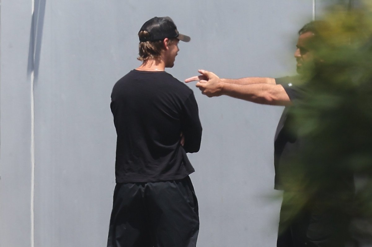 abutlerfiles's tweet photo. Austin Butler taking shooting lessons in Simi Valley, California - April 28. https://t.co/emKYSOaxyS