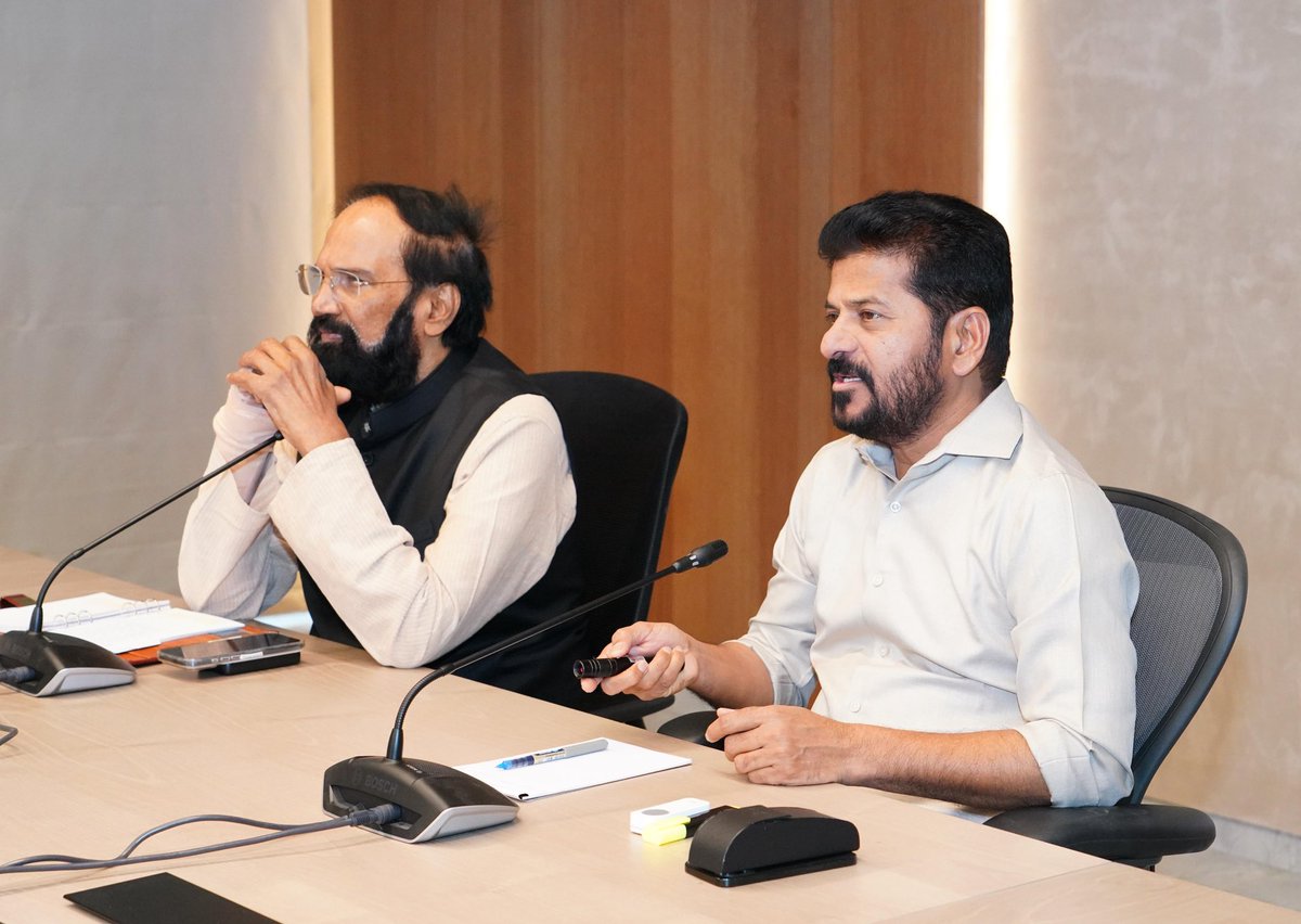 NewsMeter_In's tweet image. #Hyderabad

#Telangana Chief Minister @revanth_anumula has directed officials to fast-track the construction of the #TummidihattiBarrage during a high-level review at #MCRHRD.

The meeting, attended by Ministers @UttamINC Kumar Reddy, @Tummala_INC and MP @Vemnarenderredy,