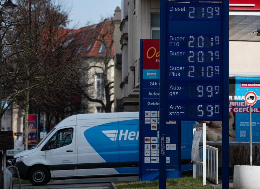XHNews's tweet image. Escalating conflict in the #MiddleEast is driving up living costs in Germany, with official inflation data rising to 2.9% in April, and #energy prices jumping 10.1% year-on-year, raising concerns about its fragile recovery. xhtxs.cn/bbWH