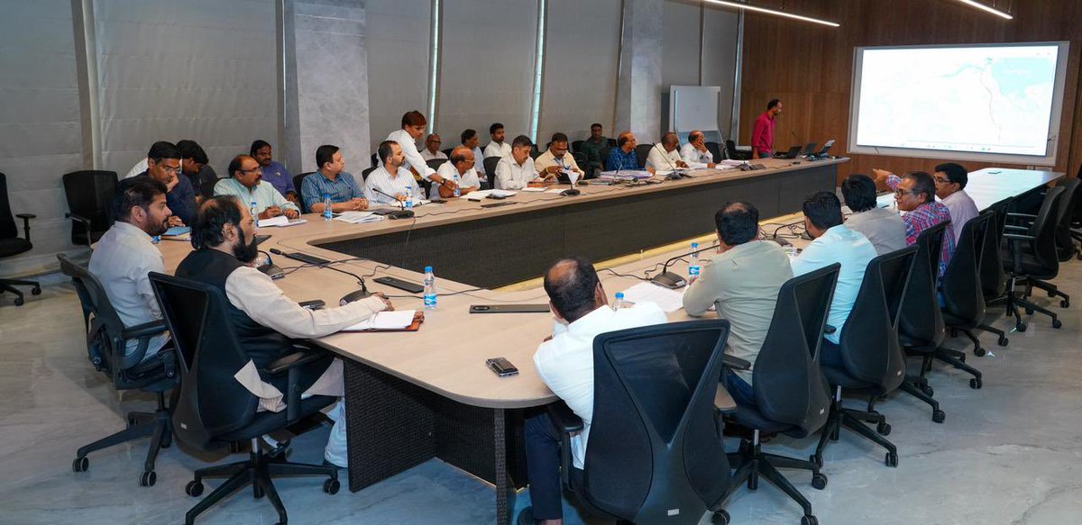 NewsMeter_In's tweet image. #Hyderabad

#Telangana Chief Minister @revanth_anumula has directed officials to fast-track the construction of the #TummidihattiBarrage during a high-level review at #MCRHRD.

The meeting, attended by Ministers @UttamINC Kumar Reddy, @Tummala_INC and MP @Vemnarenderredy,