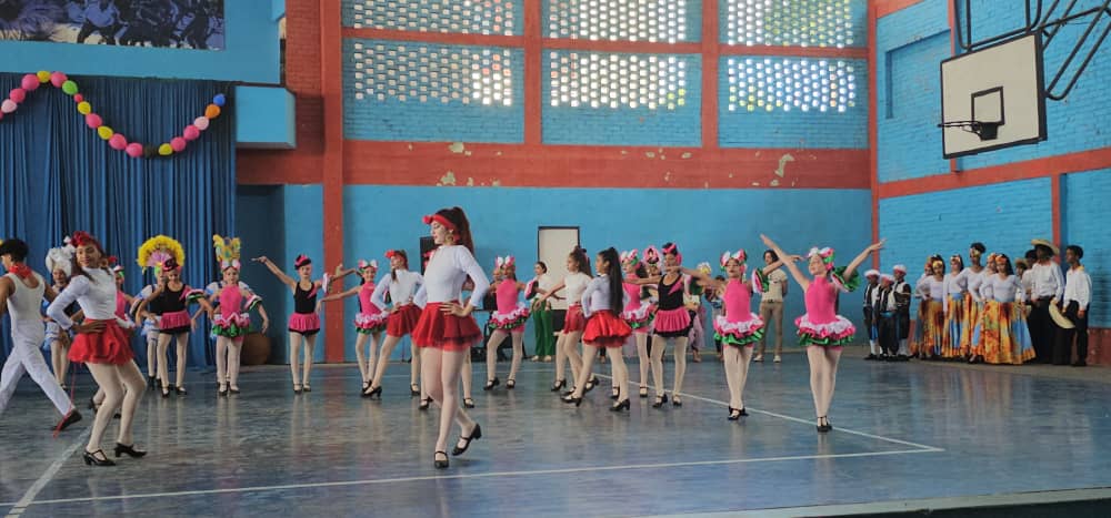 EVALUISCASASRO1's tweet photo. ¡Feliz Día Internacional de la Danza!
#DíaInternacionalDeLaDanza #nuestraescuelaformaalhombrenuevo #PasiónPorElArte #ElArteDeEnseñarElArte @CNEArtCuba @GobCamaguey @PortalPrincipe @Camagüey https://t.co/my6TLDXT7G