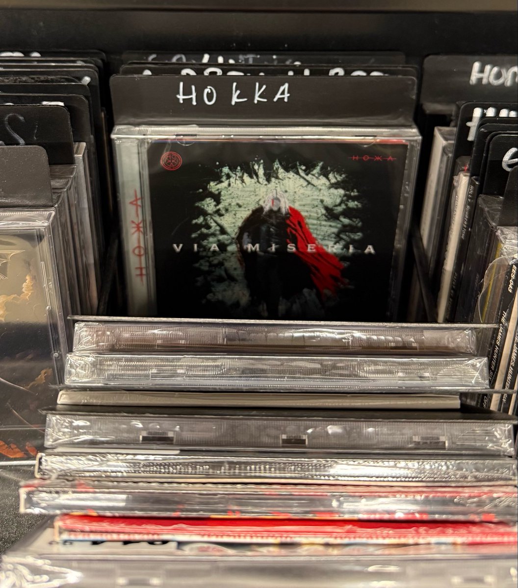 JHooksCS's tweet photo. hokka in hmv 😛😛 https://t.co/LpRs0zfJak