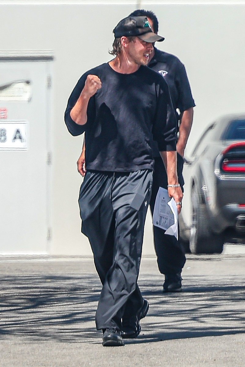 abutlerfiles's tweet photo. Austin Butler out and about in Simi Valley, California - April 28. https://t.co/LeEs3WQVUQ