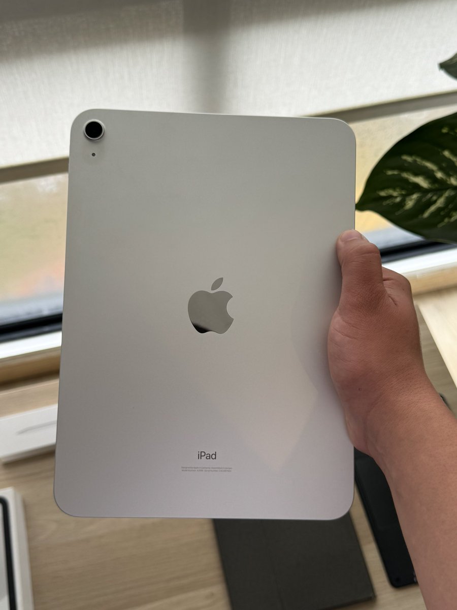 isjhonataan's tweet photo. Vendo iPad 10th gen impecable 🔥  
Combo completo: lápiz 1.1 + teclado + funda + vidrio.  
Perfecta para estudiar o trabajar  
📍 Bogotá  
💰 Precio negociable. https://t.co/9I232TPHFg