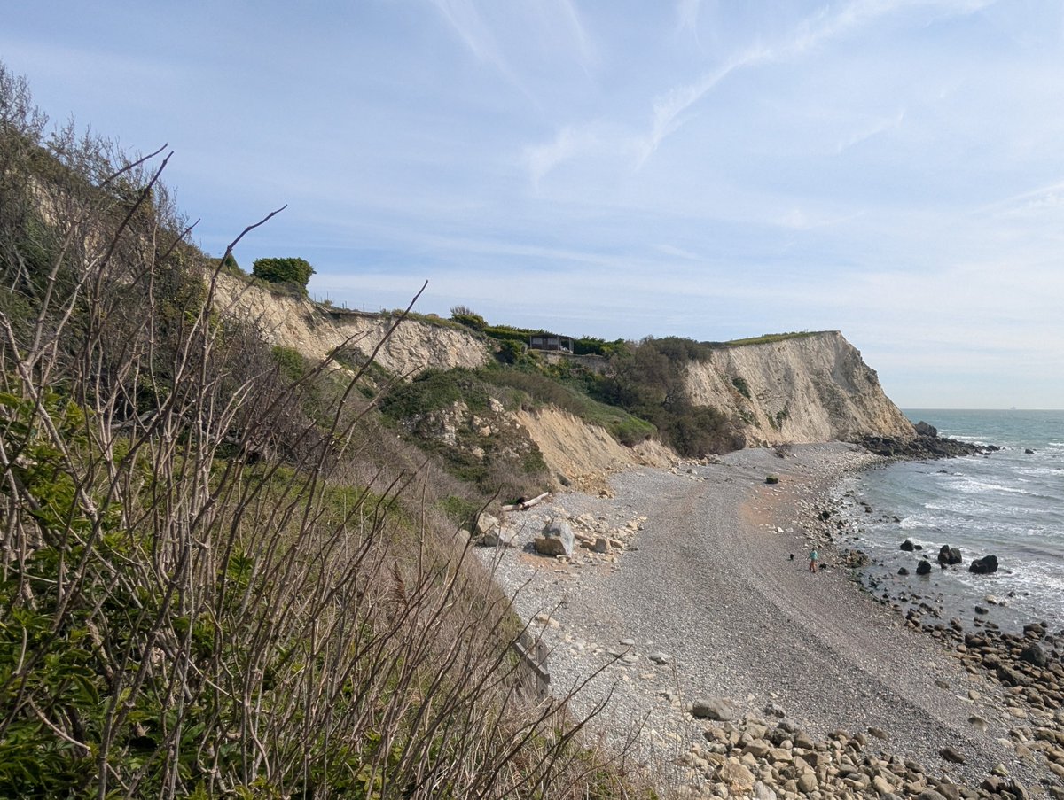 shanklinholiday's tweet photo. The chalky cliffs of Woody Bay in St Lawrence
#stlawrence #ventnor #isleofwight #isleofwightphotography #coastalpath #footpath #englandcoastpath #ukbeaches #ukrunning #ukwalking #runningpics #ukbreaks https://t.co/3HwvNhoAHi