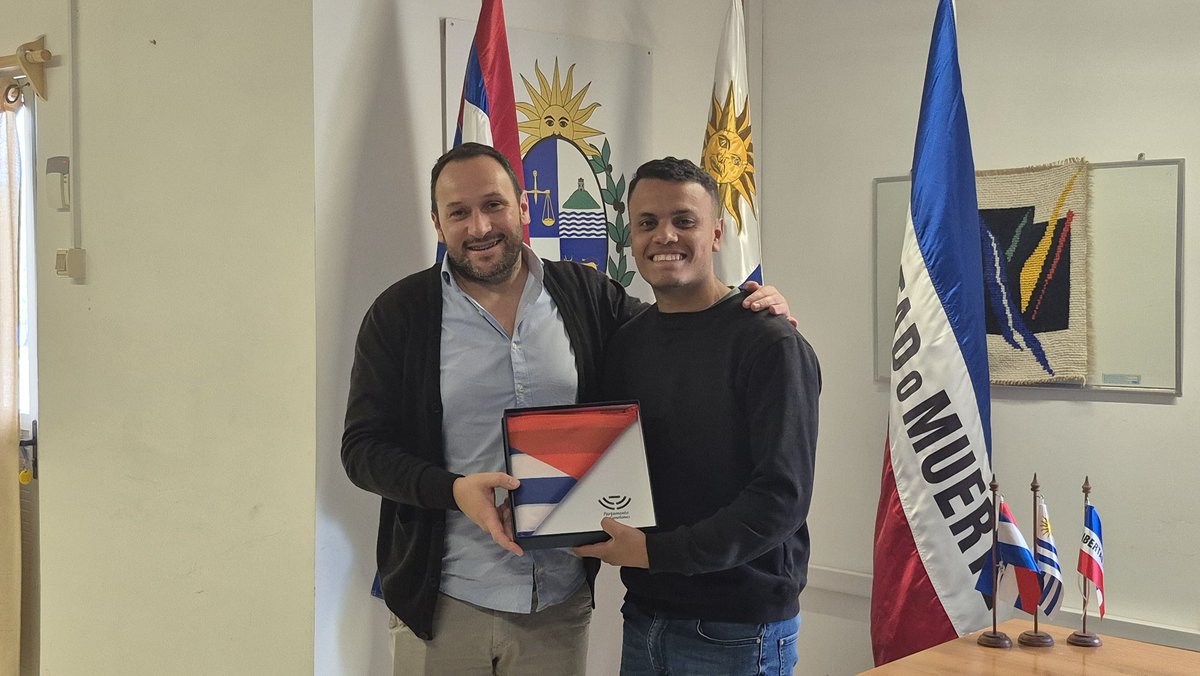 JuntaCanelones's tweet photo. ⭕️ Encuentros Territoriales 
26 - Municipio Barros Blancos

Intercambios entre el presidente de la Junta Daniel Pereira y el alcalde de Barros Blancos en representación del Concejo Municipal.

#LegislativoDepartamental https://t.co/FrOmpei96z