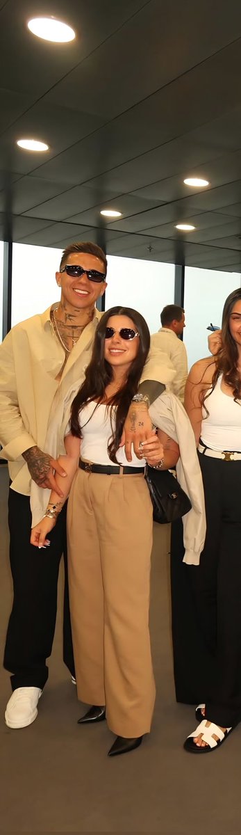 THAT SHOULD BE ME matcheando outfit con un bandido tatuado