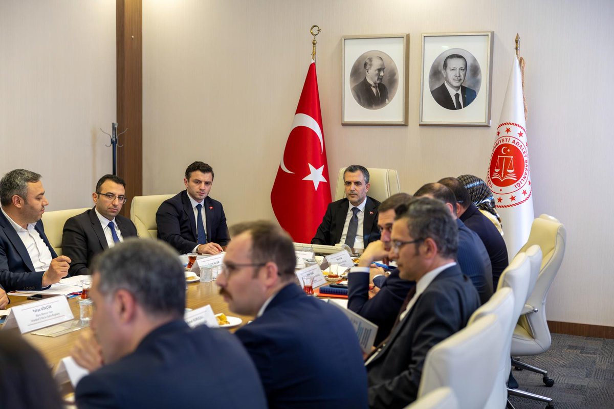 AdaletPGM's tweet photo. Personelin mali, sosyal ve özlük hakları ile kariyer planlamasına ilişkin konuların ele alındığı Kurum İdari Kurulu Toplantısı; Bakan yardımcısı Sayın Abdullah AYDOĞDU’nun başkanlığında, birim yetkilileri ve Adalet Bakanlığı Kamu İşveren Vekilleri ve Büro Memurları Sendikası temsilcilerinin katılımı ile gerçekleştirilmiştir.

@AbdullhAydgdu
@CahitCihadSari