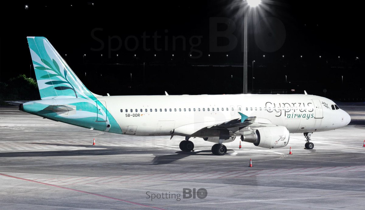 SpottingBio's tweet image. 1️⃣6️⃣ aviones comerciales, 2️⃣ aviones privados y 4️⃣ helicópteros pasarán la noche hoy en el #Aeropuerto de #Bilbao. Entre ellos se encuentra este bonito #A320 de Cyprus Airways, que nos visita por primera vez en la historia por motivos deportivos.