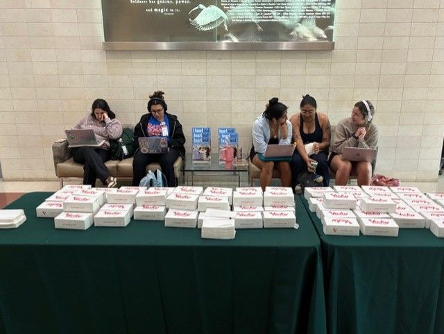 UMiamiNursing's tweet image. 📚🧠 😅 #Finalsweek at #SONHS means serious #studyvibes in the Schwartz Center for #Nursing and #HealthStudies, fueled by our Vicky Bakery #snackstation! 
💯+++ Bonus points if you catch the #SONHSfaculty cameo!  
🙌 Best of luck, Canes!

#UMiami #UMiamiNursing #HealthScience